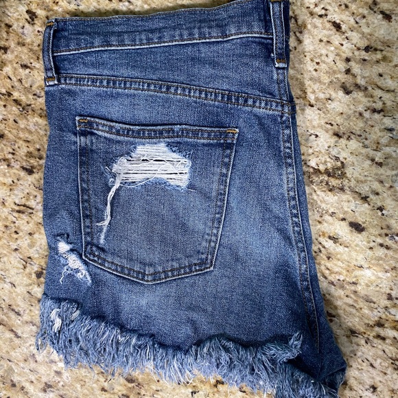 GAP Distressed Cutoff Shorts 32 3” Short - Picture 5 of 16